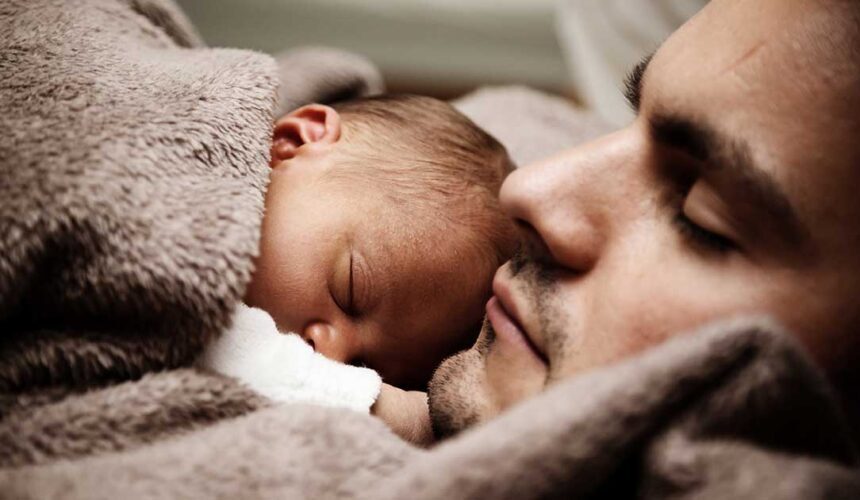 Baby op de borst bij papa